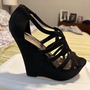 Black strappy wedges.